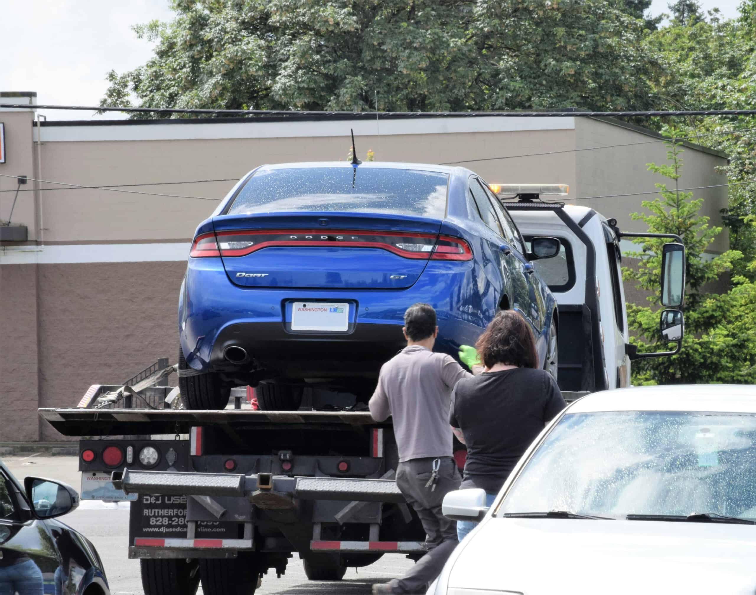 towing-near-me-kuatan image of a blue car towed near kuantan