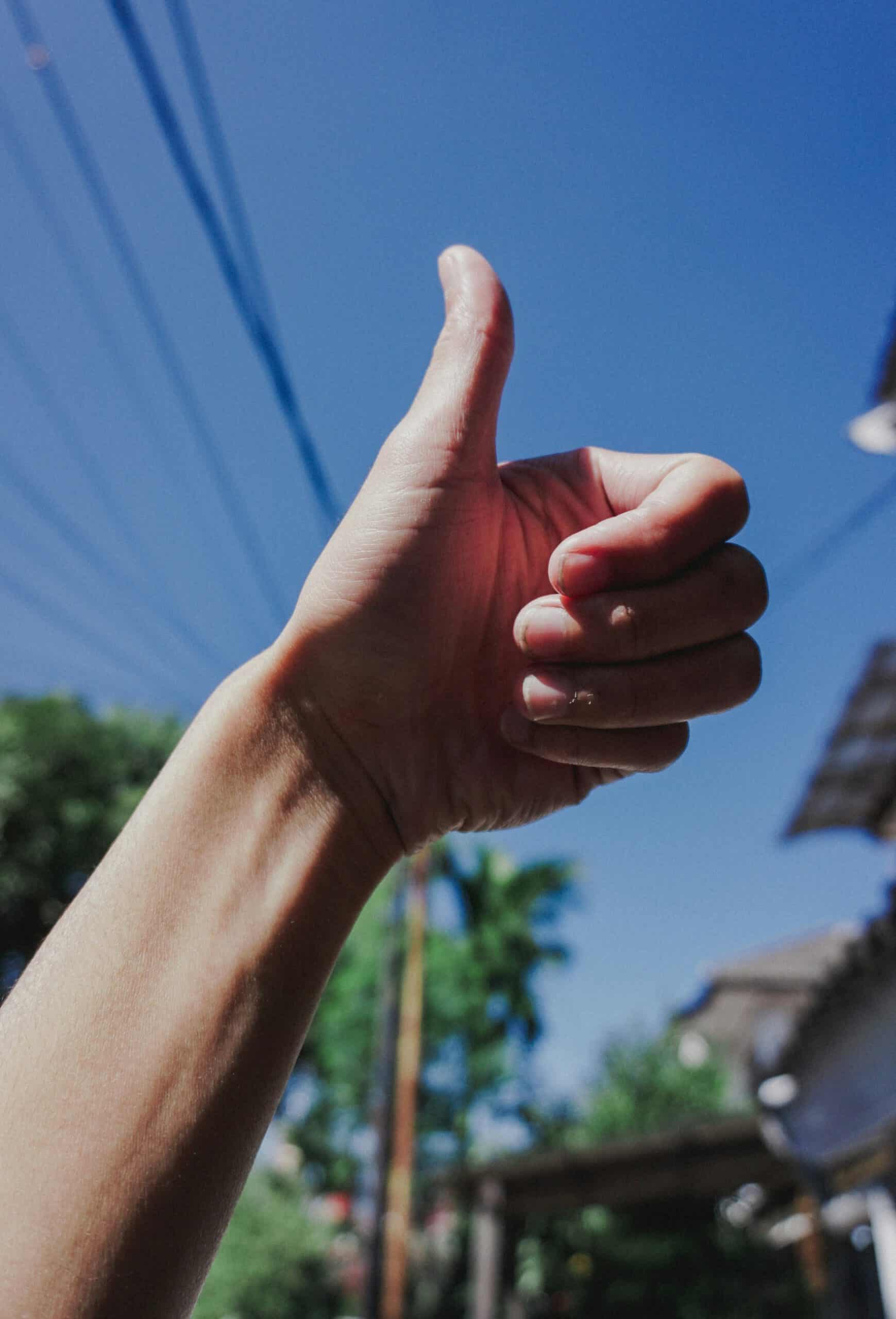 why-choose-us-thumbs-up image of a left hand showing thumbs up for choosing us